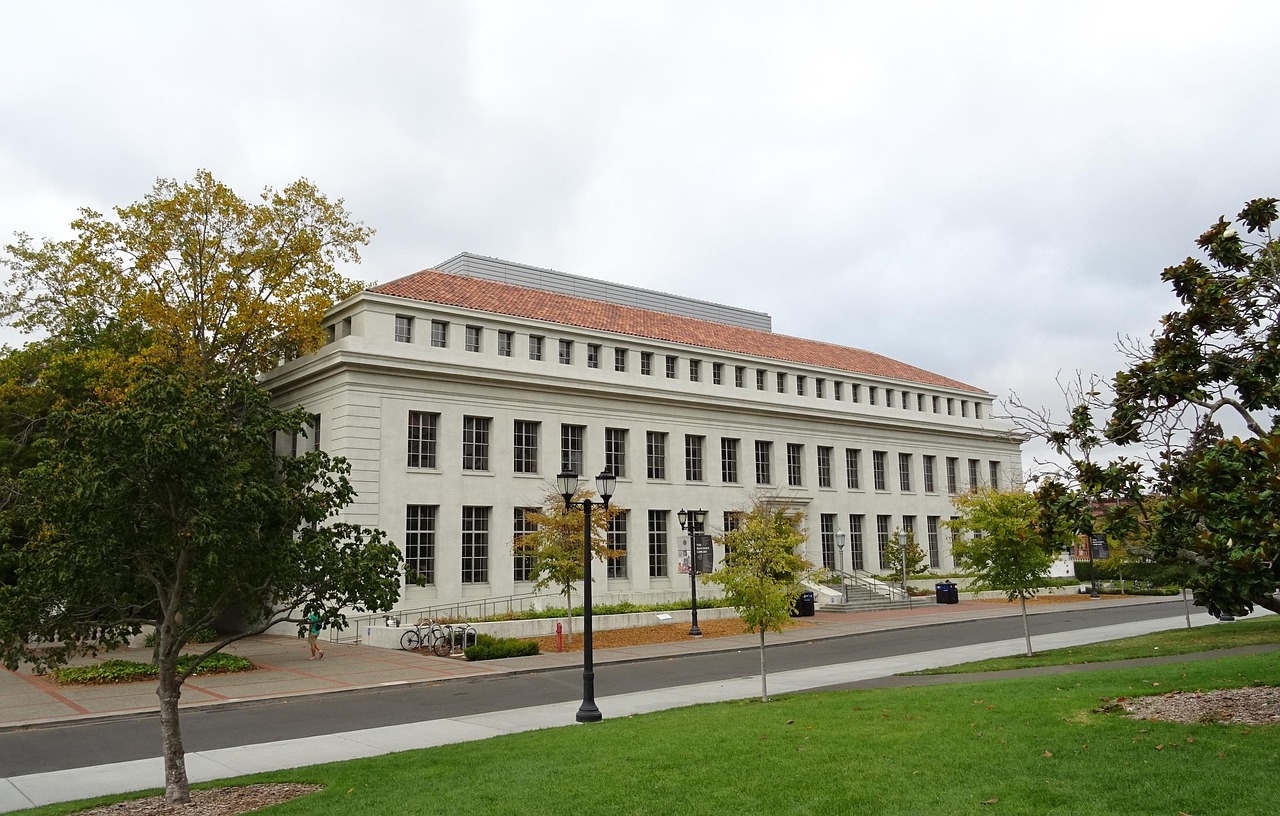 西安有哪些本科大学-西安有哪些本科大学宿舍是木头床